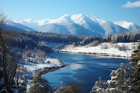 白雪皑的山峰冬日中的湖山画背景