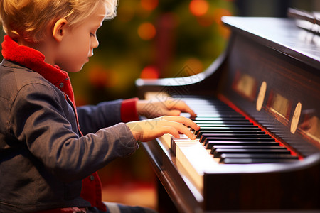 弹奏钢琴的小男孩背景图片