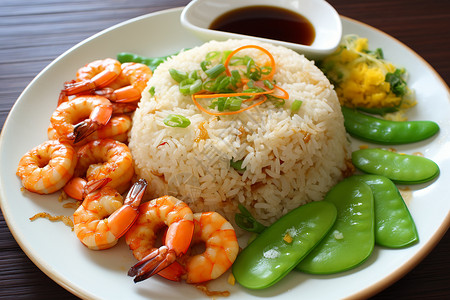 盘子里的米饭和虾图片