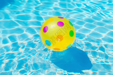 游泳池中的球图片