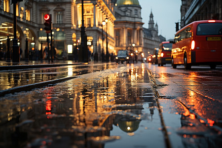 雨季的城市街道图片