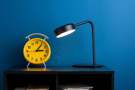 床头柜上的闹钟和台灯背景图片