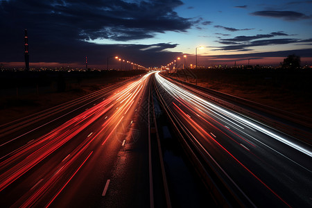 夜幕下繁忙的高速公路图片
