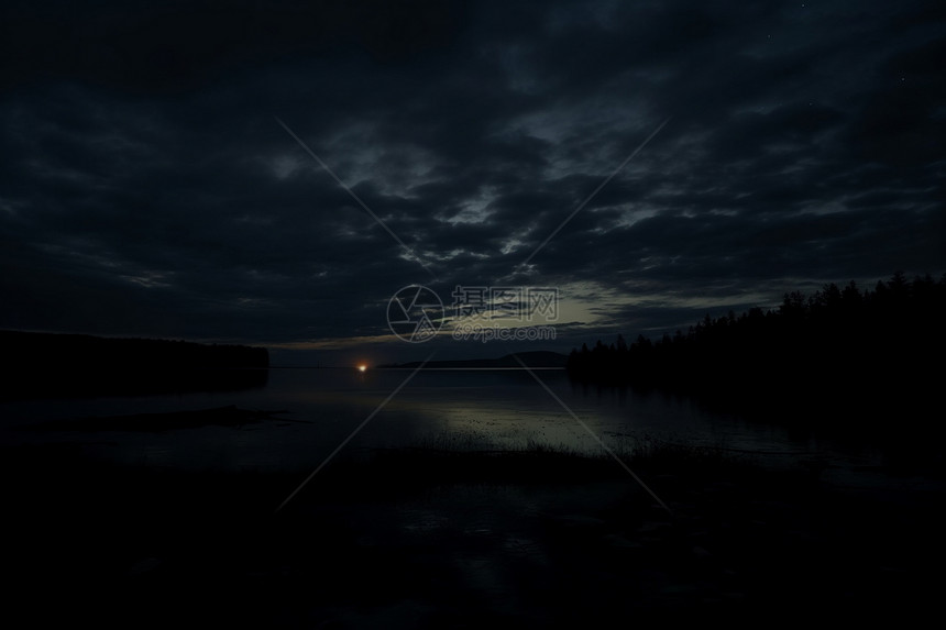 月圆夜晚的湖景图片