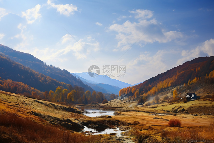 秋日蓝天下的山谷风光图片