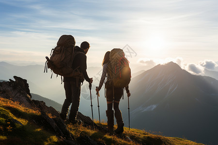 两个背包的人在山丘上徒步图片