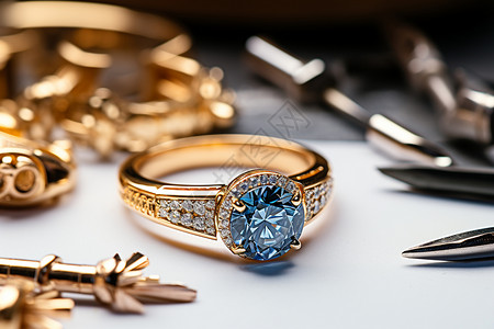 镶嵌蓝宝石的金戒指图片