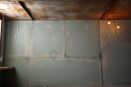 木板吊顶下的灰墙高清图片