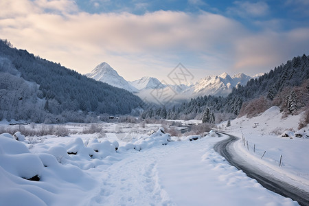 冬季雪后壮观的山间景观图片