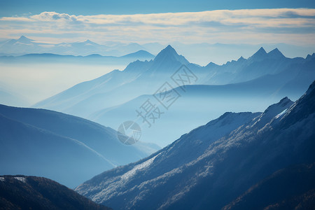 雾气缭绕的山脉景观图片