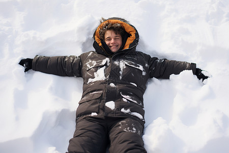 雪地里玩耍的男孩图片