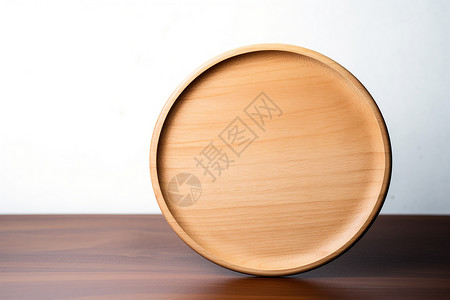 桌子上的木制托盘图片