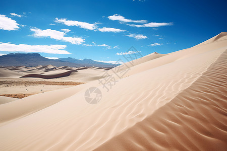 蓝天白云下的沙漠背景图片