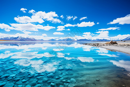 蓝天白云倒影在清澈的湖水上图片