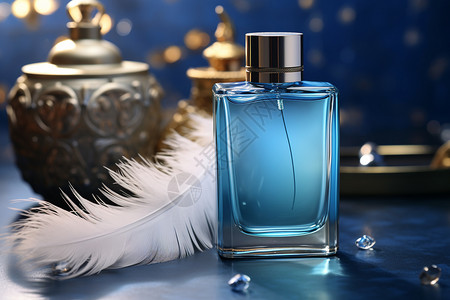 桌子上的蓝色香水图片