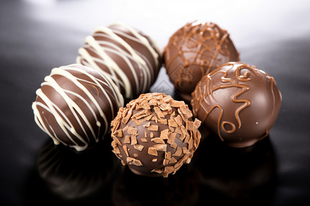 甜蜜可口的巧克力球背景图片