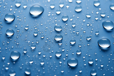 蓝色背景上的透明雨滴背景图片
