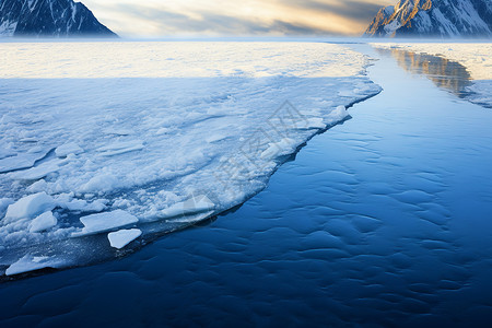 寒冰中浮现的巨大冰山图片