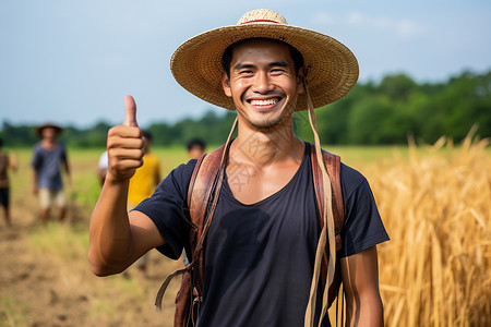 农田中笑容开朗的农民图片