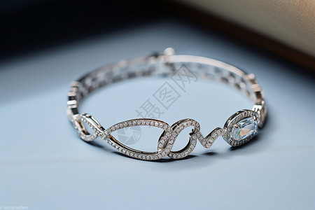 奢华昂贵的钻石手镯背景图片