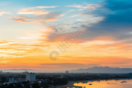 城市上空炫丽的夕阳景观图片