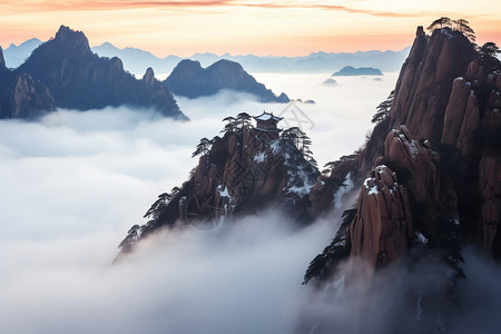 夕阳时分的迷雾之山高清图片