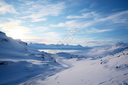 寂静天空寒冬之中的雪山奇景背景