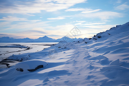 冰雪满地的冬季雪山图片