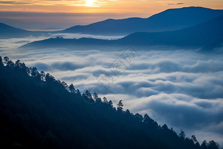 云中太阳云中日出山脉背景