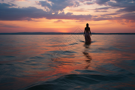 夕阳下湖边的女子图片