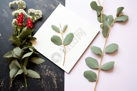 桌子上的纸纸上白花绿叶母亲节礼物设计图片