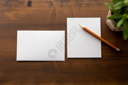 桌上的白纸公司信件高清图片
