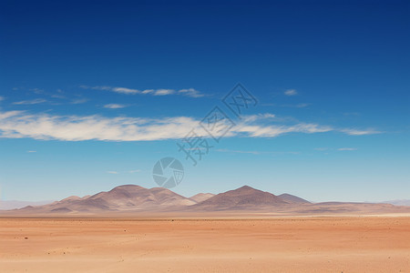 泥地越野孤独的在沙漠中远望蓝天背景