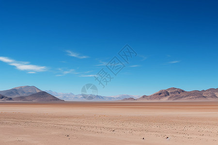 越野卡丁车孤独的在旷野与蓝天白云背景