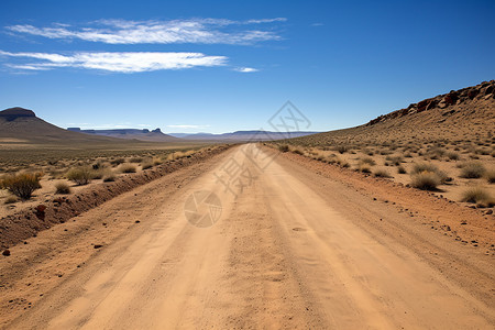 泥地越野沙漠中的土路延伸到远处背景