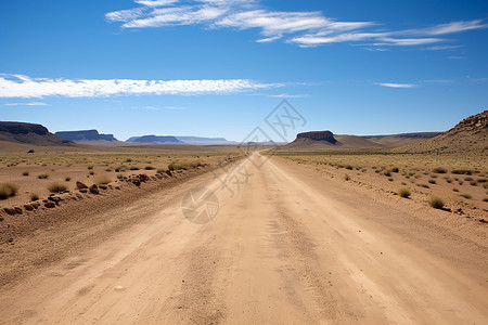 泥地越野沙漠中的土路与蓝天白云背景