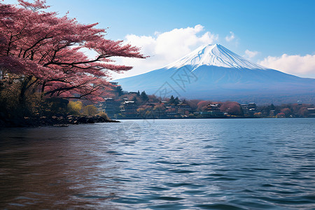 湖畔山峰水波微动高清图片