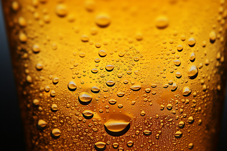 冰冷啤酒表面的水滴高清图片