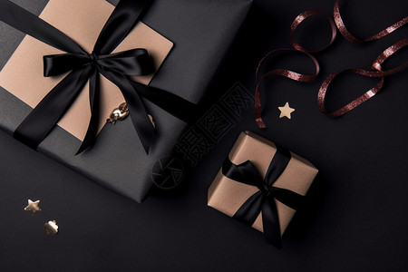 大的黑色礼盒和小的金色礼盒背景图片