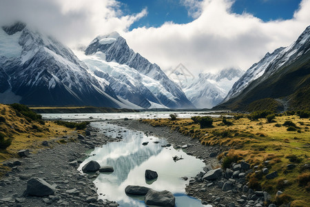 雪山前的小溪里有石头图片