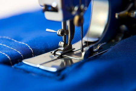 缝纫机缝纫蓝布高清图片