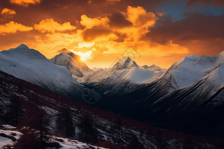 冬天大山日落太阳升起和大雪山背景