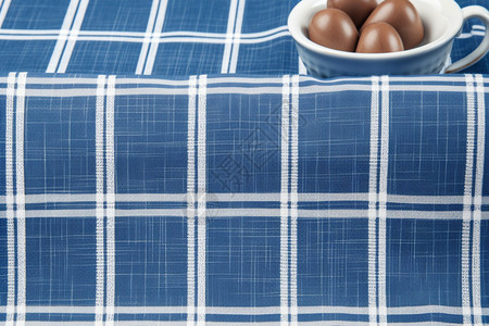 蓝色条纹桌布和卤蛋高清图片