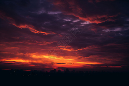 红天彩云下的城市之景图片