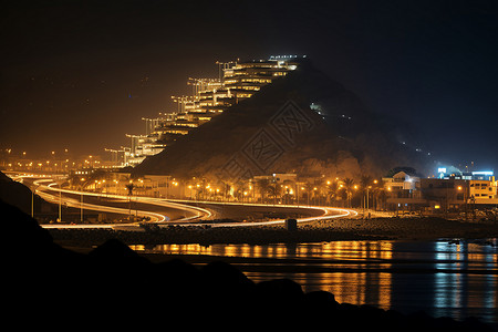 夜晚山脉上的建筑高清图片