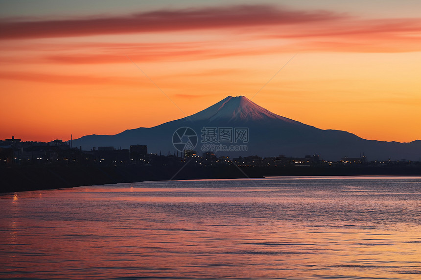 夕阳下的富士山图片
