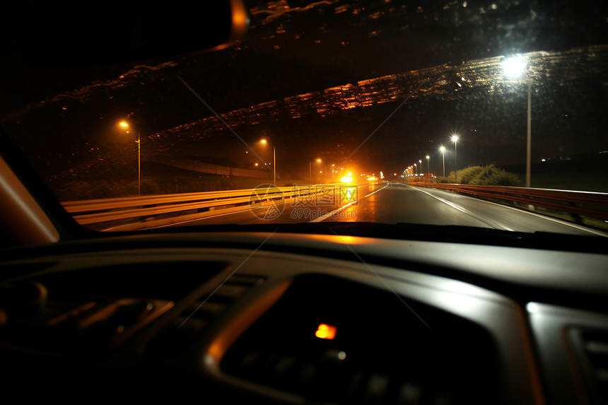 夜晚驾车明亮的灯光划过天际图片