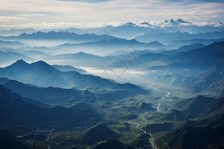 云雾缭绕的森林山脉背景图片