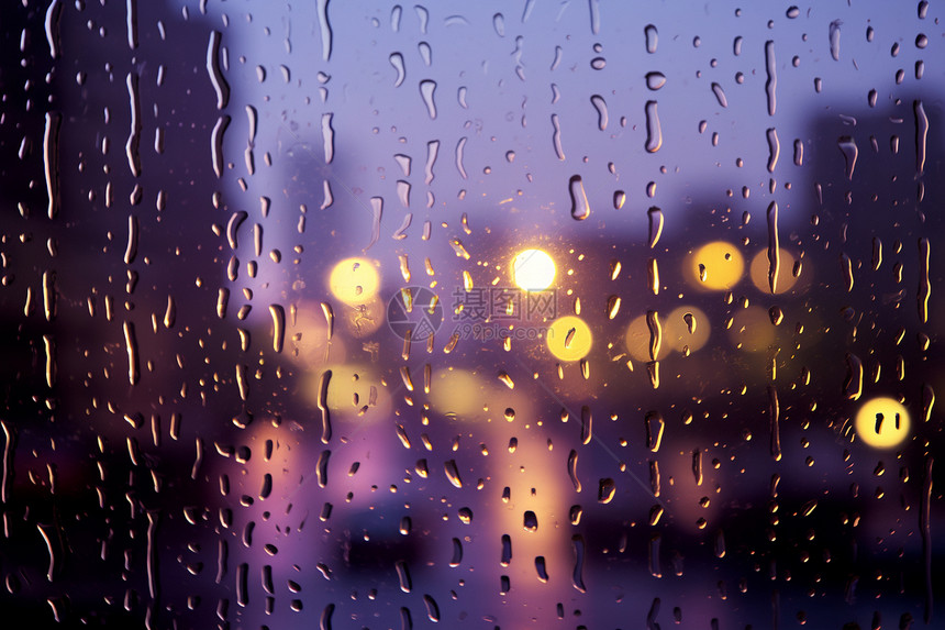 玻璃窗上的雨滴图片