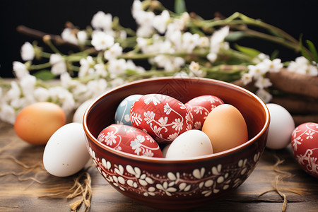 红色花纹彩蛋彩色的鸡蛋和花卉背景